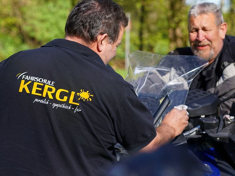 Im Kergl-Shirt am Motorrad