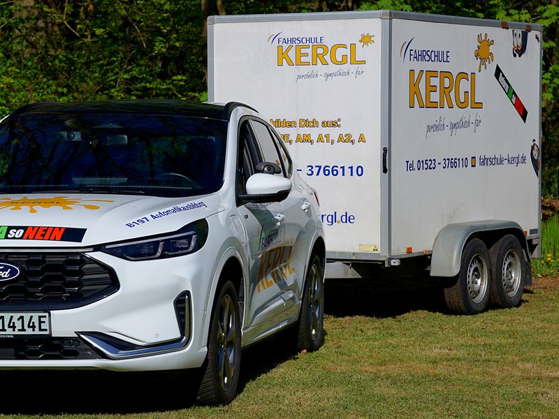 Großer Anhänger der Fahrschule Kergl am weißen Ford Kuga