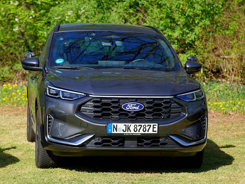 Dunkelgrauer Ford Kuga Hybrid der Fahrschule Kergl
