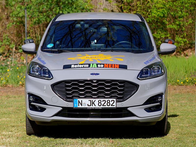 Silbergrauer Ford Kuga der Fahrschule Kergl