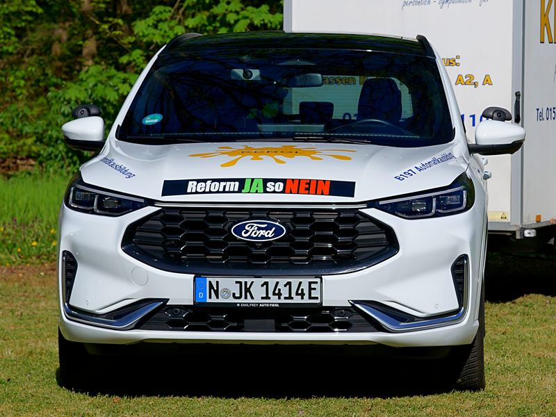 Weißer Ford Kuga Hybrid der Fahrschule Kergl