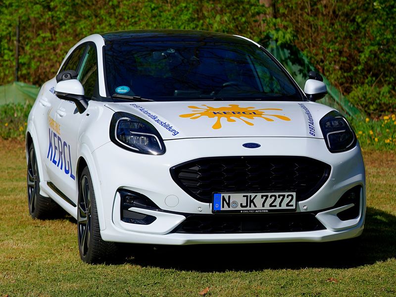 Weißer Ford Puma der Fahrschule Kergl