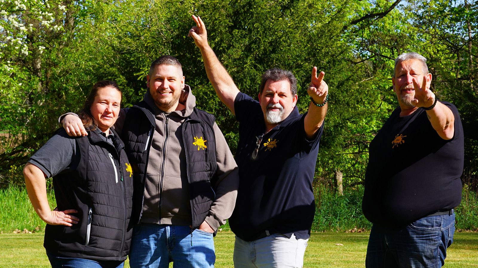 Das Team der Fahrschule Kergl gut gelaunt im Grünen